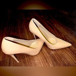 Nude pumps